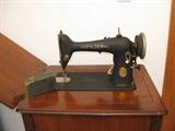 Vintage Singer Sewing Machine in WOod Cabinet