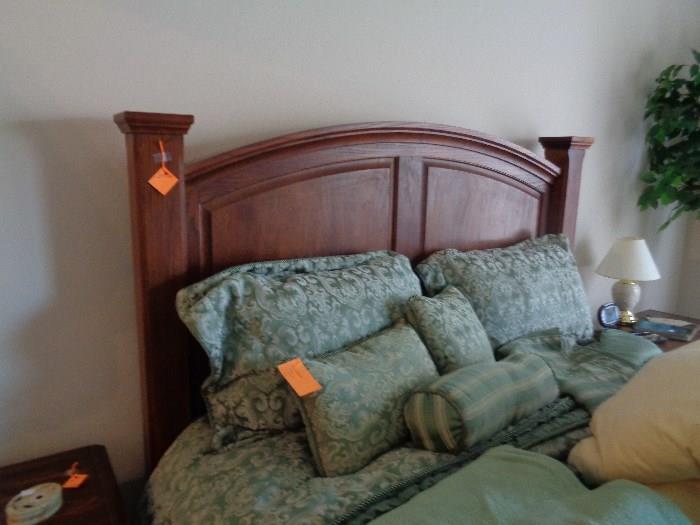 queen bed w/nice mattresses