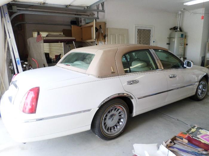 2001 Lincoln Towncar-Cartier Edition, loaded even has Onstar-58,000 miles