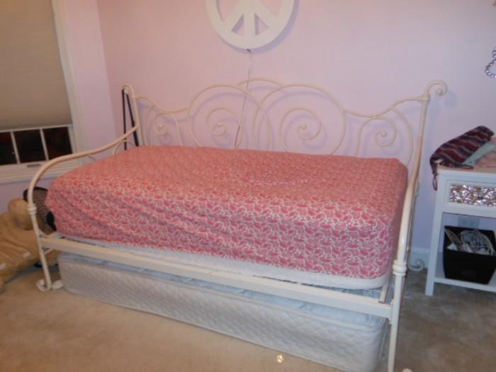 trundle bed 