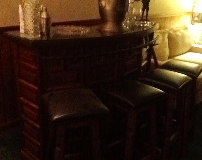 Awesome custom bar with 4 Stools