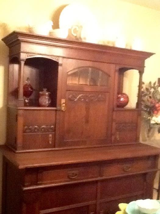 Gorgeous oak buffet- really stunning- has key!