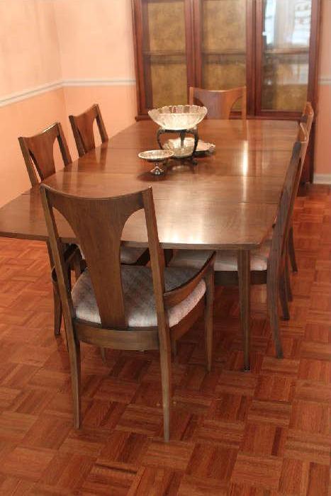Mid century modern dining table and 6 chairs great condition