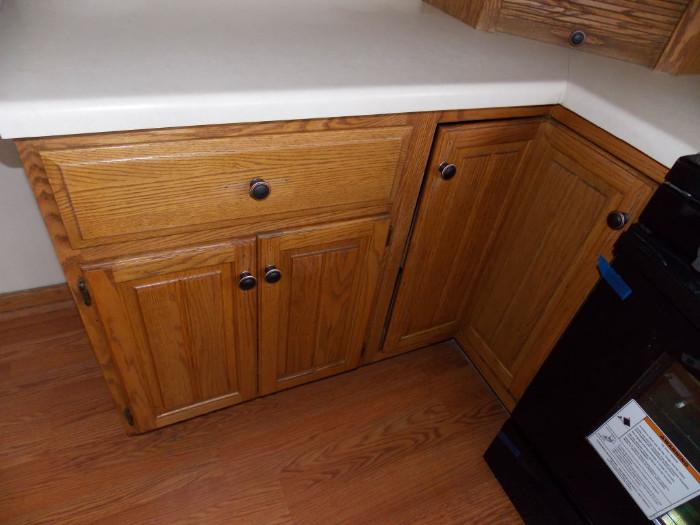 oak kitchen cabinets gas stove dishwasher