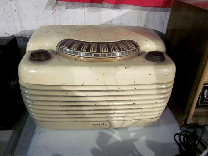 Philco Tube radio.  Powers on, makes noise, does not pick up chanel.