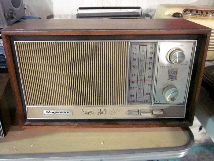 Magnavox "Concert Hall" tube radio.  Powers on, makes noise, does not pick up chanel.