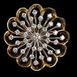 LOT 23: A DIAMOND AND 14 KARAT GOLD PENDANT BROOCH
