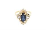 LOT 25: A 14 KARAT GOLD, DIAMOND AND SAPPHIRE COCKTAIL RING 