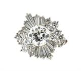 LOT 27: A DIAMOND AND PLATINUM BALLERINA COCKTAIL RING 