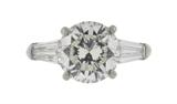 LOT 28: A DIAMOND SOLITAIRE AND PLATINUM RING