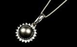 LOT 31: A BLACK TAHITIAN PEARL, DIAMOND AND 14 KARAT WHITE GOLD PENDANT