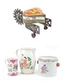 LOT 106: A PORCELAINE DE PARIS HINGED PORCELAIN HEART-FORM TRINKET BOX, together with three additional Chinese Export style porcelain articles