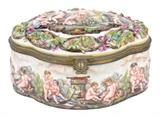 LOT 110: AN ITALIAN CAPODIMONTE PORCELAIN BOX