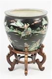 LOT 140: A CHINESE FAMILLE NOIRE STYLE PORCELAIN FISH BOWL 