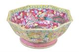 LOT 141: A CHINESE FAMILLE JAUNE AND FAMILLE ROSE PORCELAIN BOWL