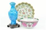 LOT 142: THREE CHINESE EXPORT PORCELAIN ARTICLES
