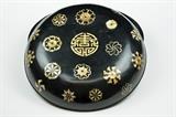 LOT 156: A CHINESE LACQUER AND MOTHER-OF-PEARL INLAID ROUND COVERED BOX