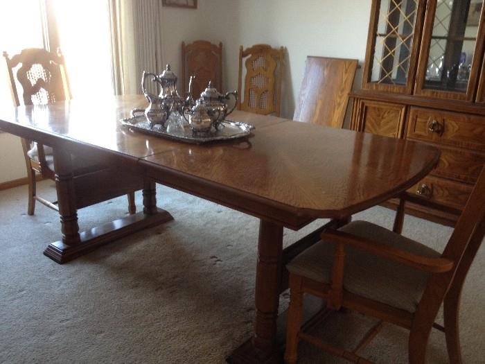 Bassett Dining Table with 6 Chairs and Leaves