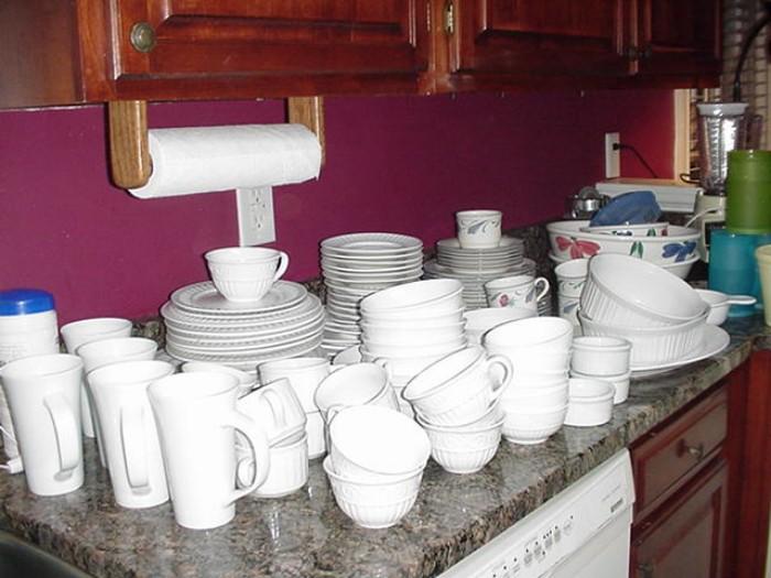 Lots of everyday dishware