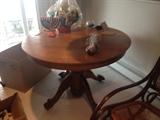 ANTIQUE OAK CLAW FOOT TABLE WITH TABLE EXTENTIONS