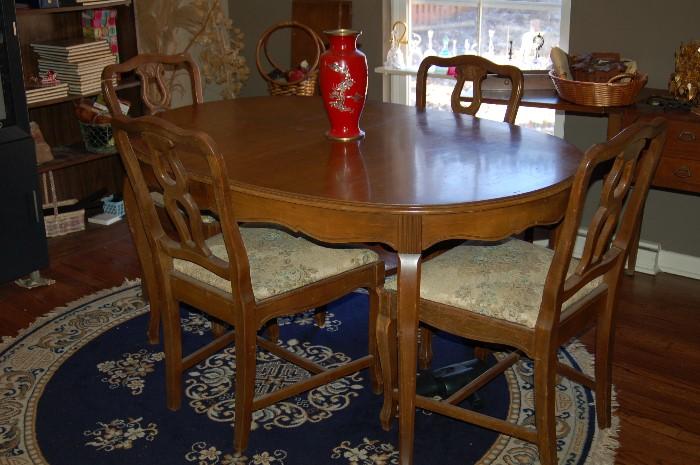 Dining room table with 4 chairs and 2 leafs