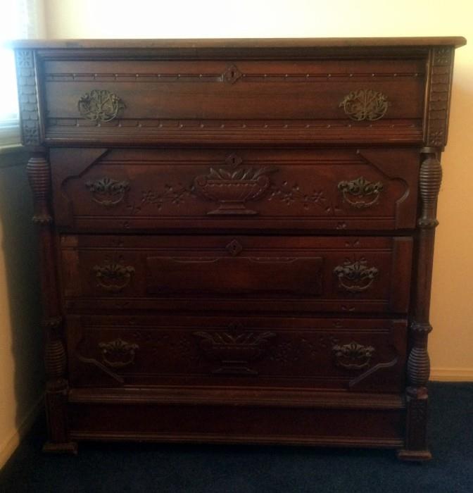 Antique chest of drawers ! 