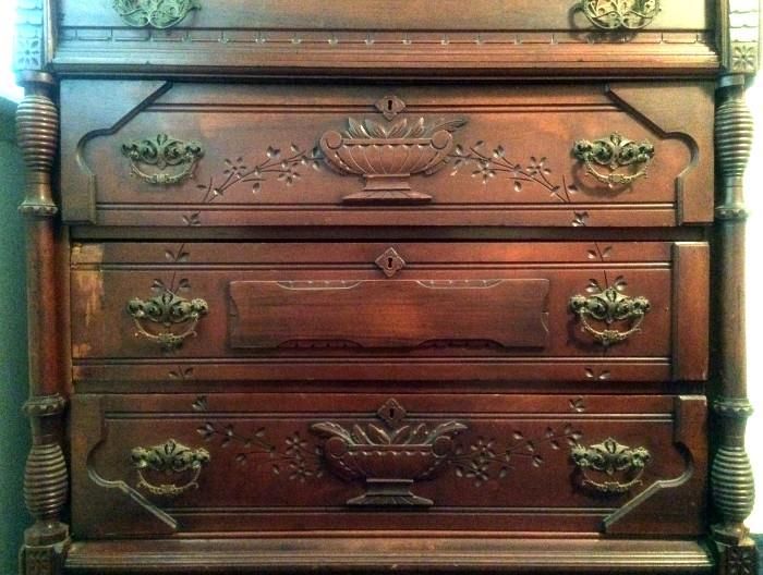 Antique chest of drawers ! 