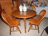 Excellent condition table, 4 chairs and 2 leaves