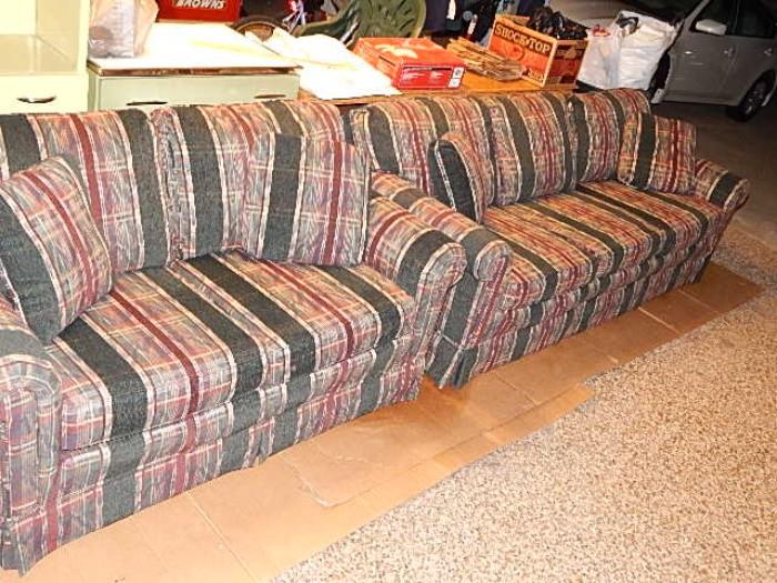 Broyhill Sofa and loveseat in very good condition