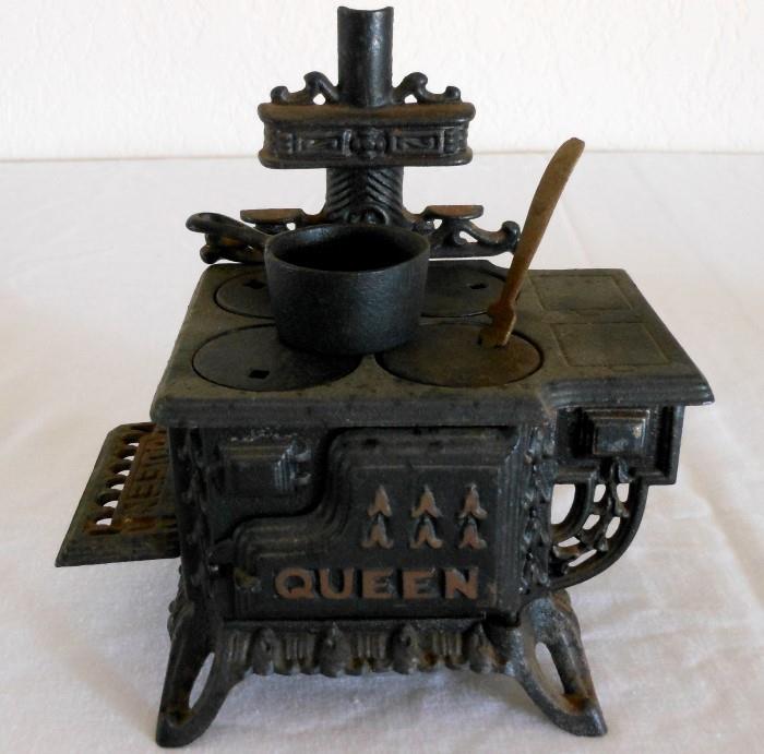 Queen Miniature Cast Iron Stove with Miniature Cast Iron Pot and Burner Covers