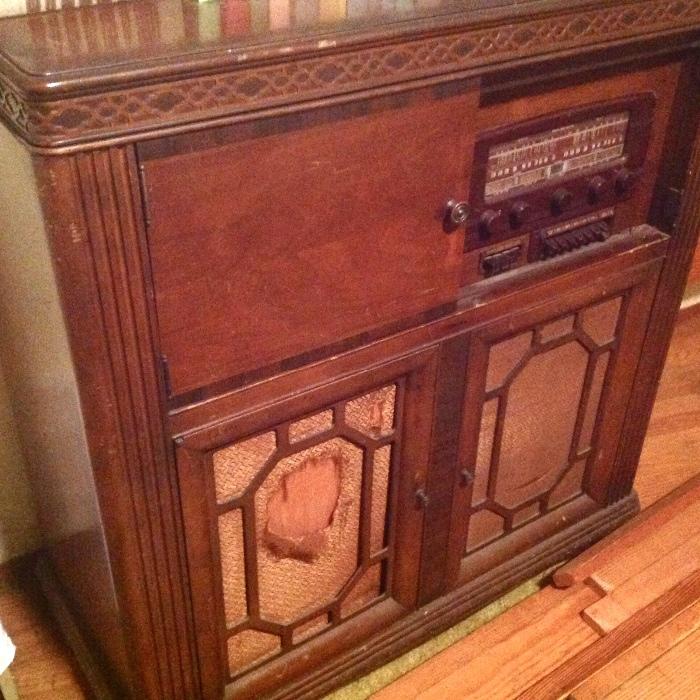 Radio cabinet/turntable as is