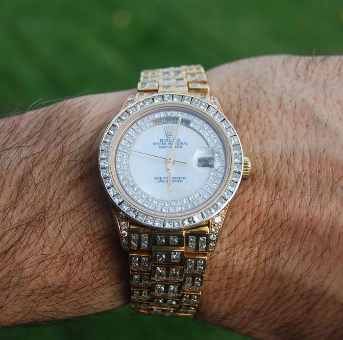 18K MAN'S ROLEX PRESIDENTIAL WATCH WITH APPROX. 18 CARATS OF DIAMONDS - 20 ROUND BRILLIANT CUT DIAMONDS AND 418 PRINCESS CUT DIAMONDS ON THE BEZEL, DIAL AND BAND. SERIAL NUMBER:  6633359   (1980 - 1981) MOTHER OF PEARL FACE - DAY DATE SAPPHIRE CRYSTAL BUBBLE  FACE  