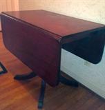 DROP-LEAF DINING TABLE.
1940'S.
MAHOGANY