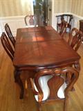 NICE DINING ROOM TABLE W/SIX CHAIRS