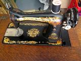 ANTIQUE SINGER SEWING MACHINE.
WORKS!!!