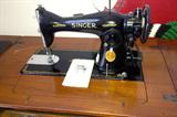 nice Singer sewing machine
w/table