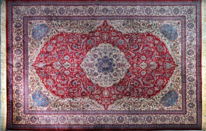 32.	Fine Chinese Silk Carpet