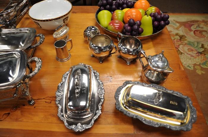Many assorted pieces of silverplate