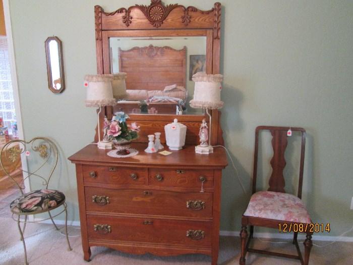 4 drawer antique dresser with mirror - great shape & pair matching lamps