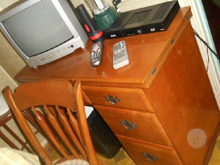 Sewing machine in cabinet...Will open and take pic..Bottom drawer has issue