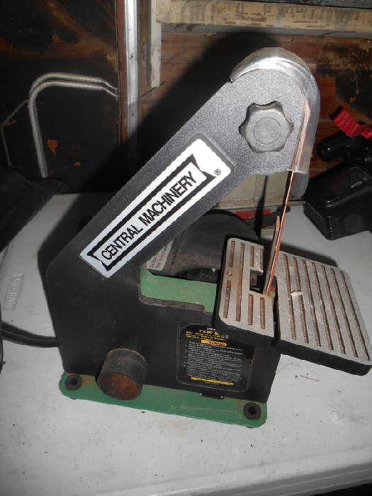 central Machinery belt sander...runs great....extra belts sold separate....new in package