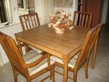 Kitchen table with 4 chair and extra leaf