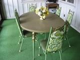 Nice Oval kitchen table with 6 chairs and leaf