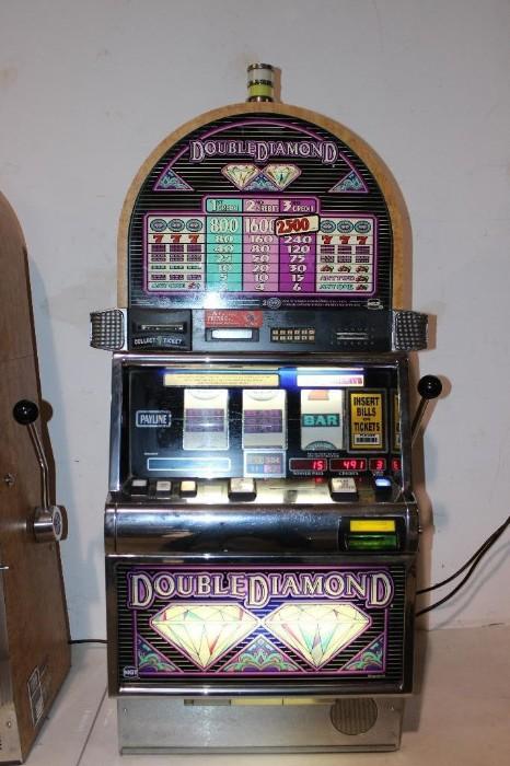Double Diamond Deluxe Slot Machine