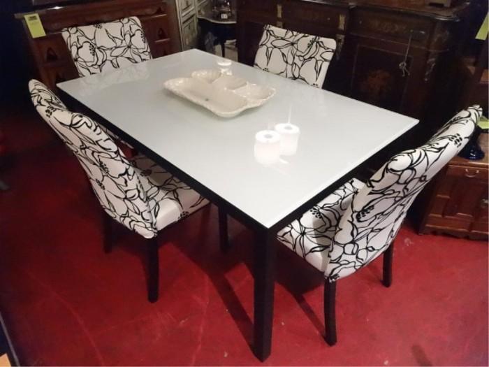 MODERN DESIGN DCOTA DESIGNER WHITE GLASS TABLE WITH 4 CHAIRS BY TRICA, NEW, NEVER USED!
