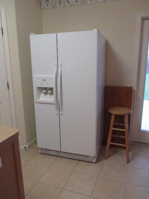2006 Rope Side By Side Refrigerator. Immaculate On The Inside