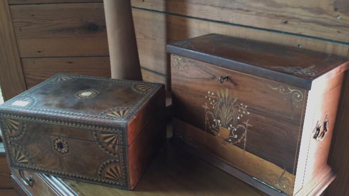 Two English boxes. Left inlay documents box. Right: traveling writing desk.