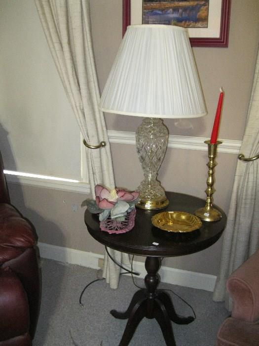 lamp, small round table