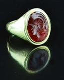 68. ROMAN GOLD AND GARNET FINGER RING.
