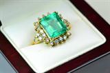 66. 5.70CTS COLUMBIAN EMERALD- DIAMOND AND 18KT GOLD RING.